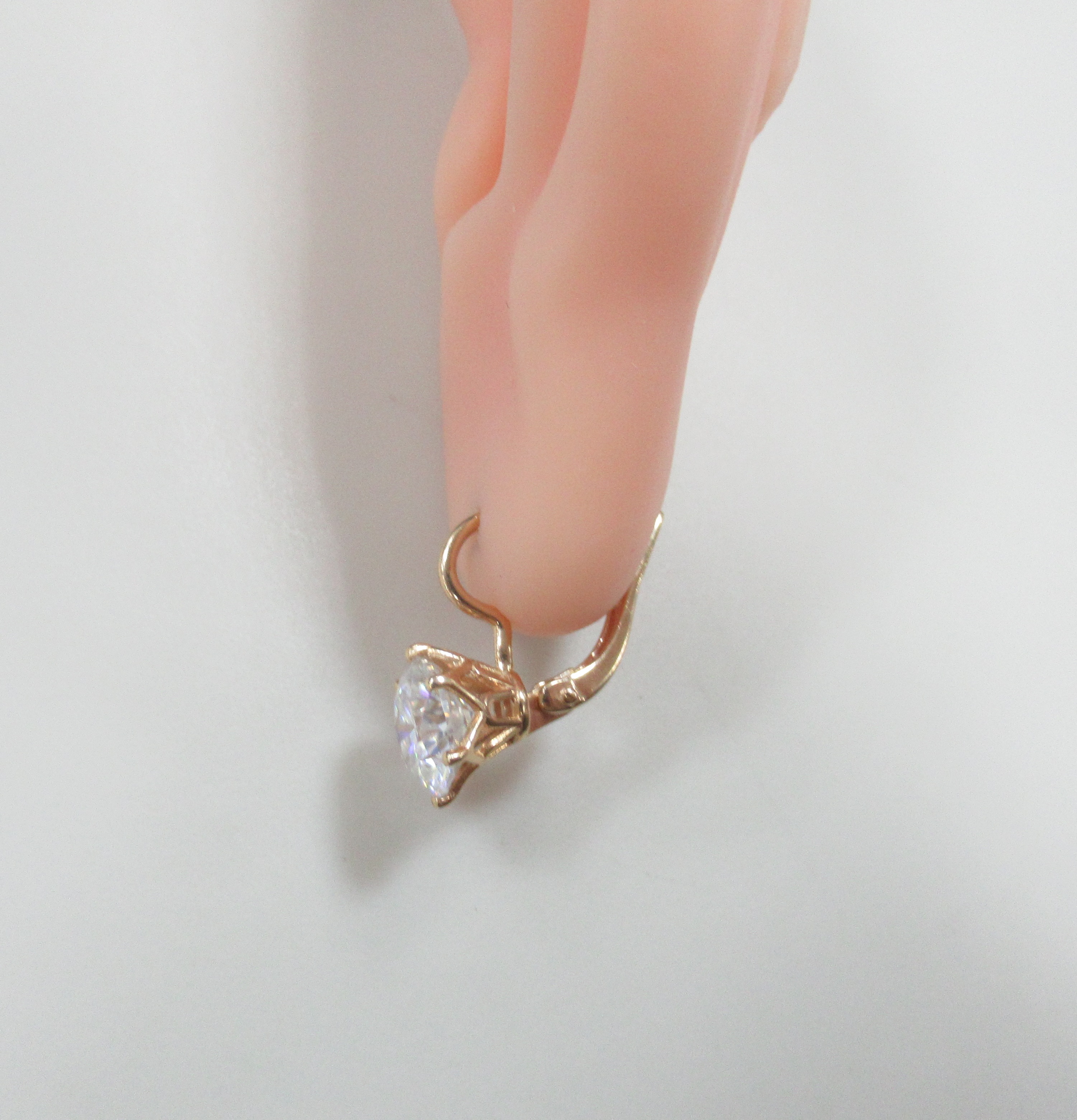 Серебряные серьги с муассанитами